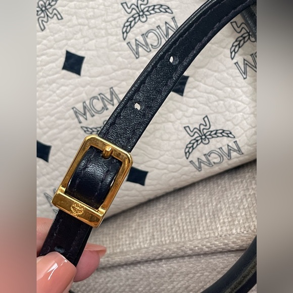 MCM WHITE BOSTON BAG W/MCM STRAP⭐️BEAUTIFUL-CONDITION⭐️💯AuThEnTiC⭐️COA - Picture 5 of 17